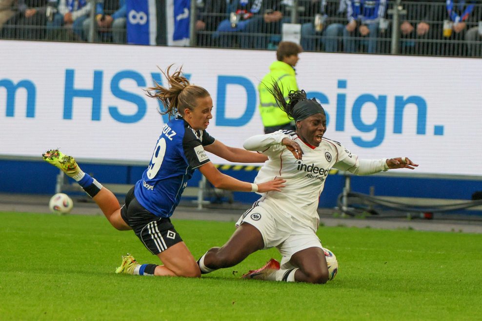 Victoria Schulz im Zweikampf mit der Frankfurterin Nicole Anyomi