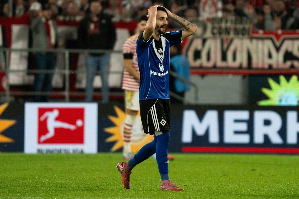 HSV-Profi Fabio Vieira ist nach seinem Platzverweis fassungslos.