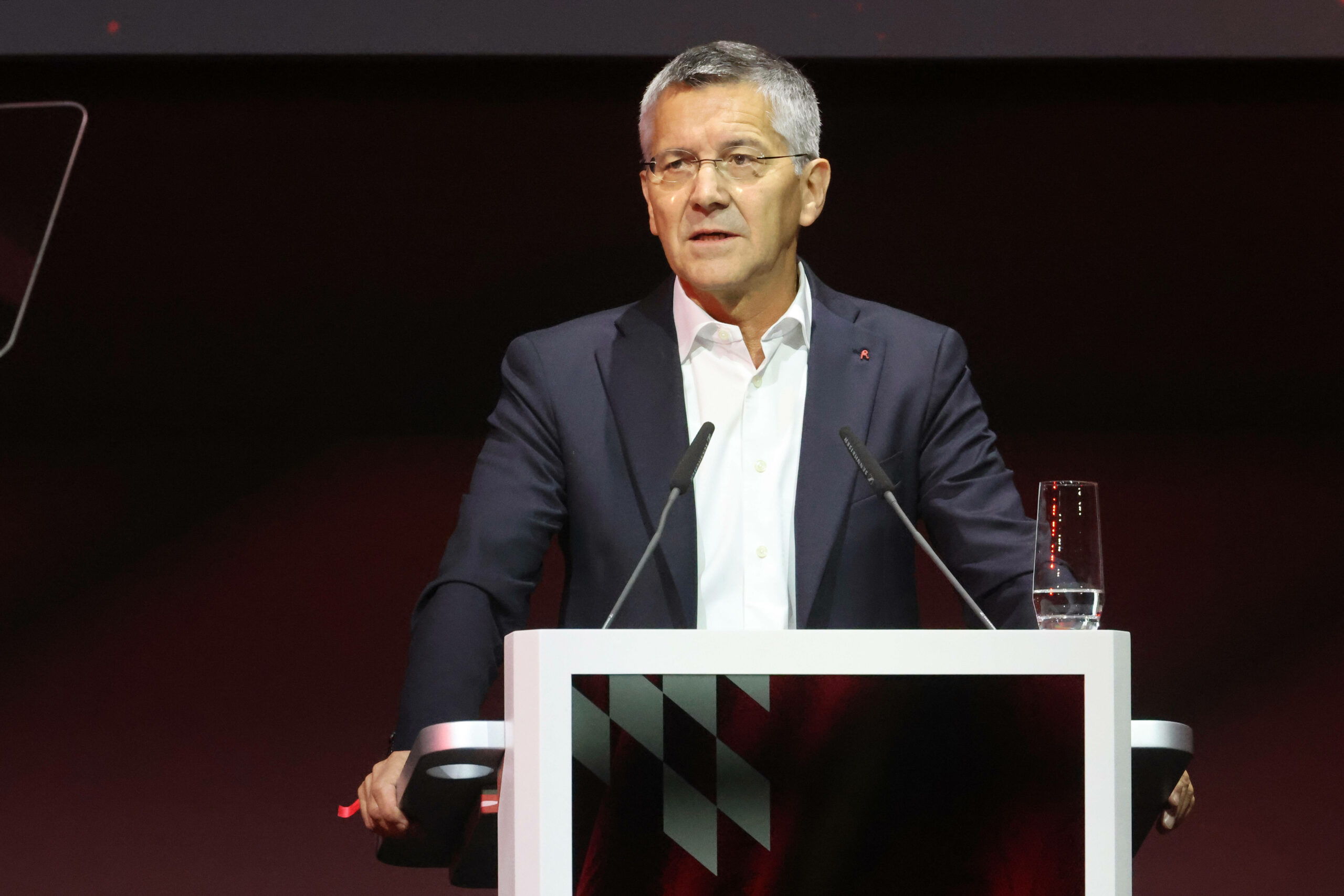 Herbert Hainer, Präsident des FC Bayern München, spricht auf der Mitgliederversammlung des Vereins