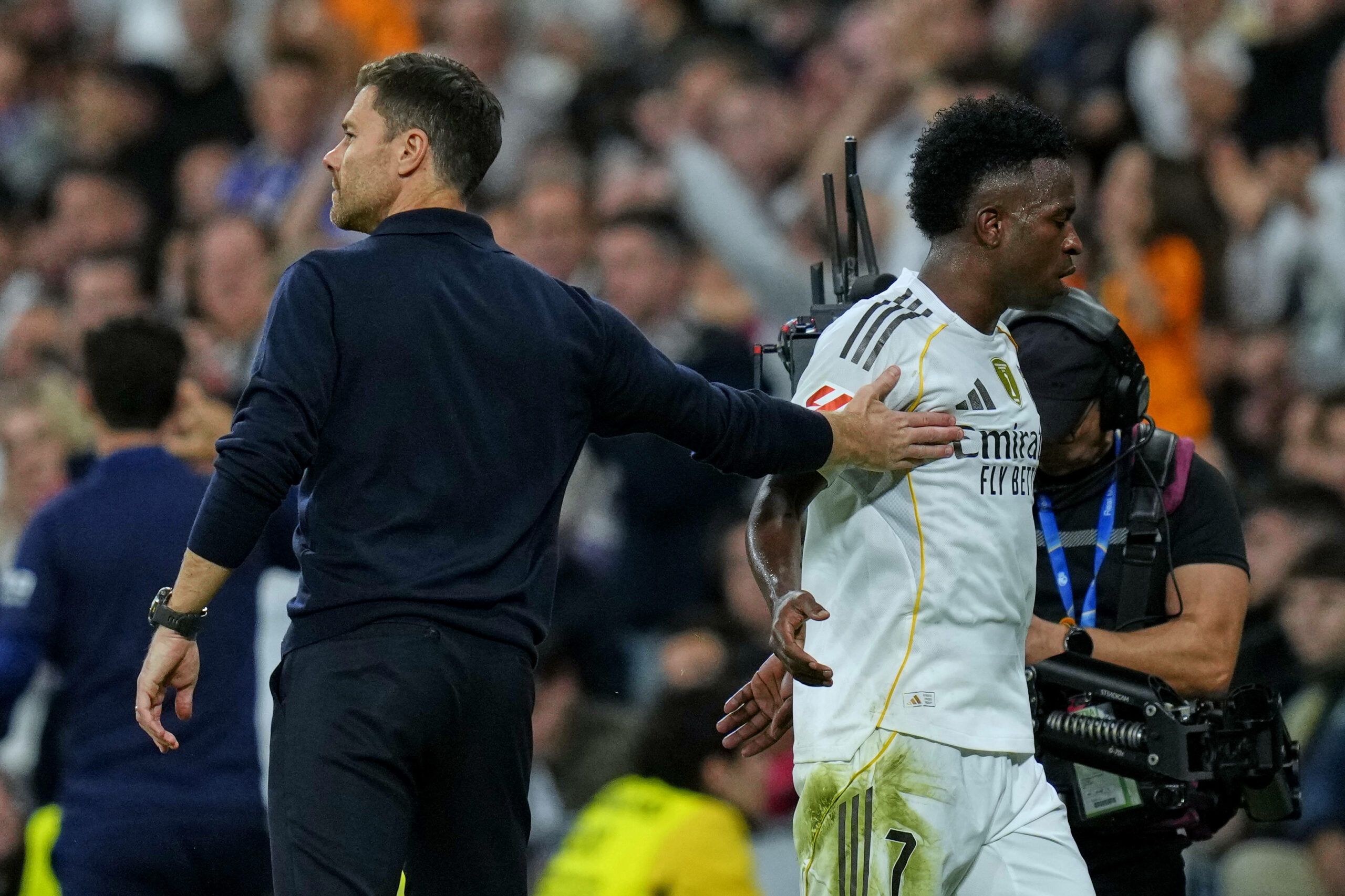 Xabi Alonso un Vincius Junior klatschen nach dessen Auswechslung ab.