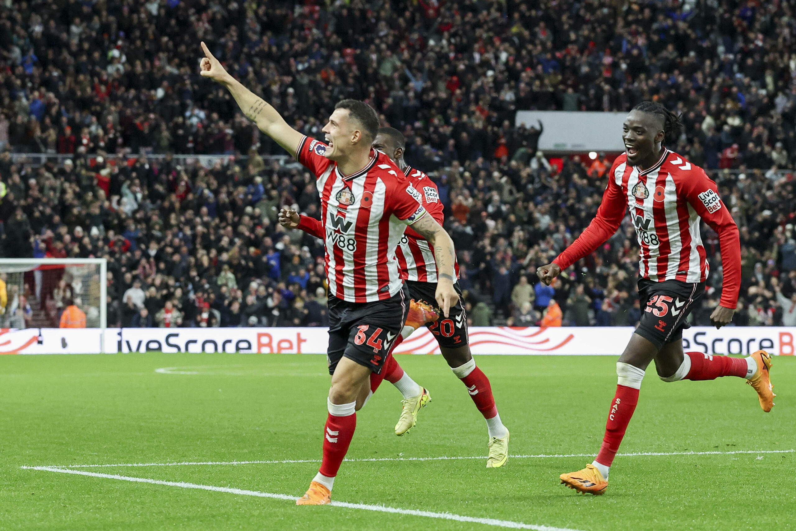 Granit Xhaka (l.) und Bertrand Traoré (r.) jubeln über Xhakas 1:1-Ausgleichstreffer für den AFC Sunderland gegen den FC Everton