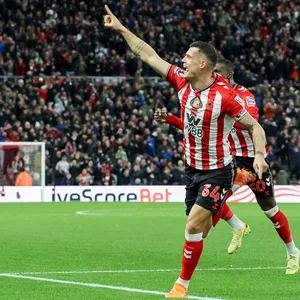 Granit Xhaka (l.) und Bertrand Traoré (r.) jubeln über Xhakas 1:1-Ausgleichstreffer für den AFC Sunderland gegen den FC Everton