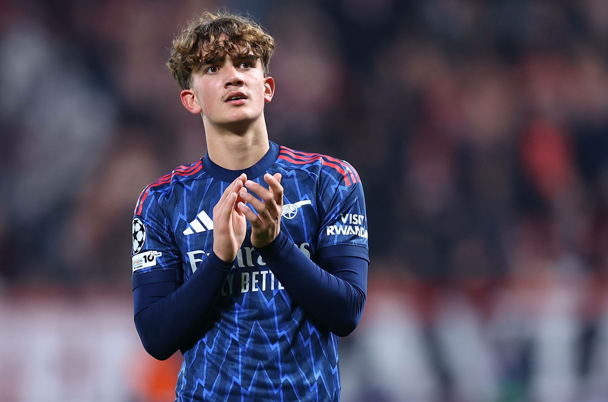 Max Dowman (FC Arsenal) bedankt sich bei den Arsenal-Fans nach dem Spiel