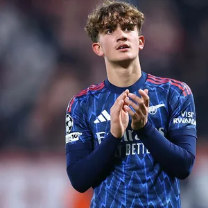 Max Dowman (FC Arsenal) bedankt sich bei den Arsenal-Fans nach dem Spiel