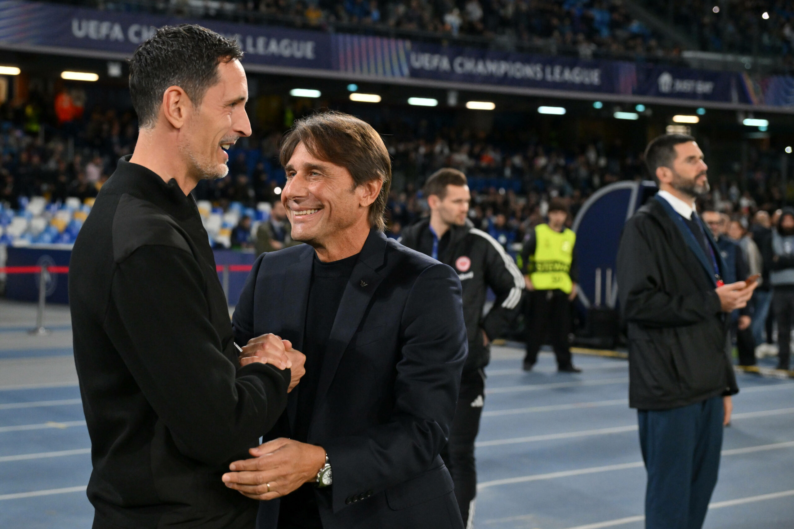 Eintracht Frankfurt Trainer Dino Toppmöller (l.) und Neapel Trainer Antonio Conte (r.) begrüßen sich herzlich, vor dem Champions League Spiel ihrer beiden Teams