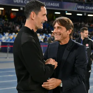 Eintracht Frankfurt Trainer Dino Toppmöller (l.) und Neapel Trainer Antonio Conte (r.) begrüßen sich herzlich, vor dem Champions League Spiel ihrer beiden Teams