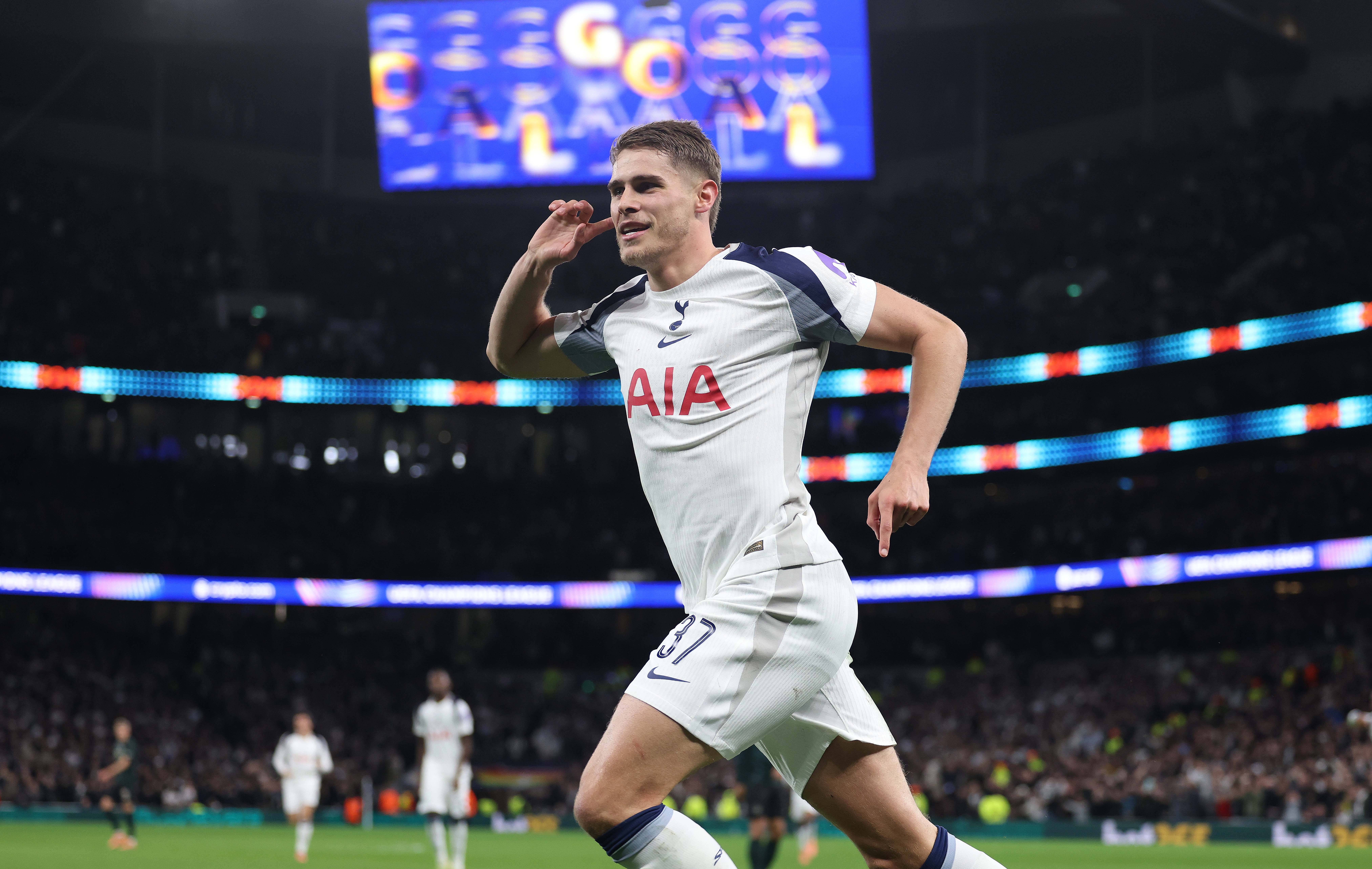 Micky van de Ven (Tottenham Hotspur) jubelt über seinen Treffer zum zwischenzeitlichen 3:0 gegen den FC Kopenhagen