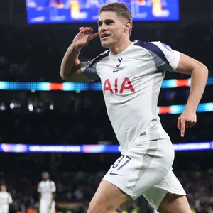 Micky van de Ven (Tottenham Hotspur) jubelt über seinen Treffer zum zwischenzeitlichen 3:0 gegen den FC Kopenhagen