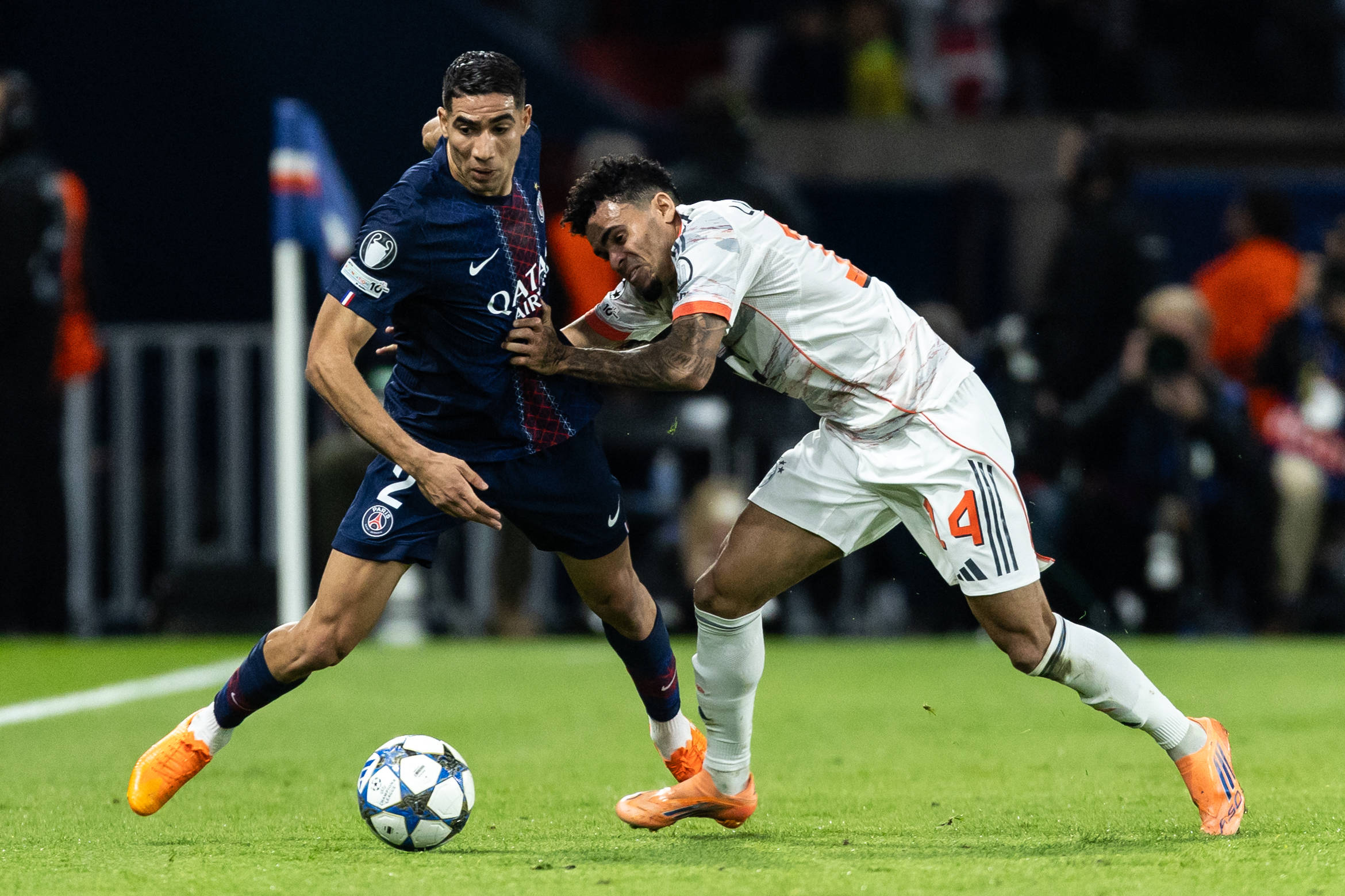 Achraf Hakimi (Paris Saint Germain, l.) und Luis Diaz (FC Bayern München, r.) im Kampf um den Ball