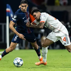 Achraf Hakimi (Paris Saint Germain, l.) und Luis Diaz (FC Bayern München, r.) im Kampf um den Ball