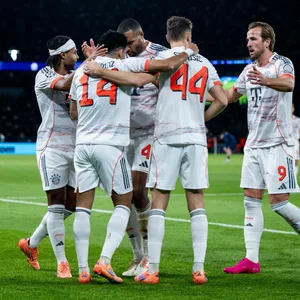 Die FC Bayern Spieler Serge Gnabry, Luis Diaz, Jonathan Tah, Josip Stanisic und Harry Kane (v. l.) jubeln über Luis Diaz Treffer zum 1:0