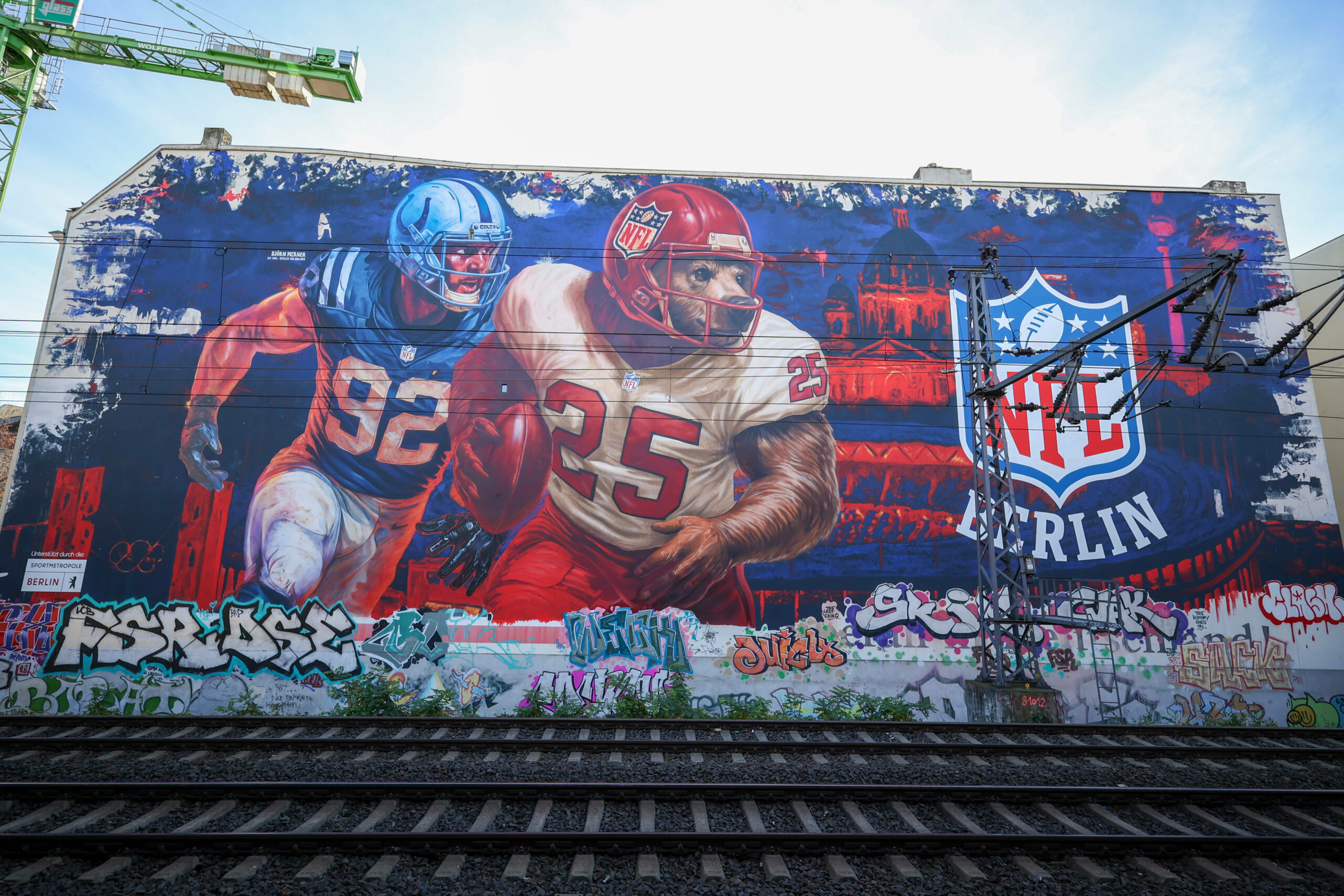 Ein neues Graffiti, anlässlich des NFL-Spiels in Berlin, an einer Hauswand in Berlin