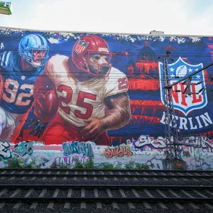 Ein neues Graffiti, anlässlich des NFL-Spiels in Berlin, an einer Hauswand in Berlin