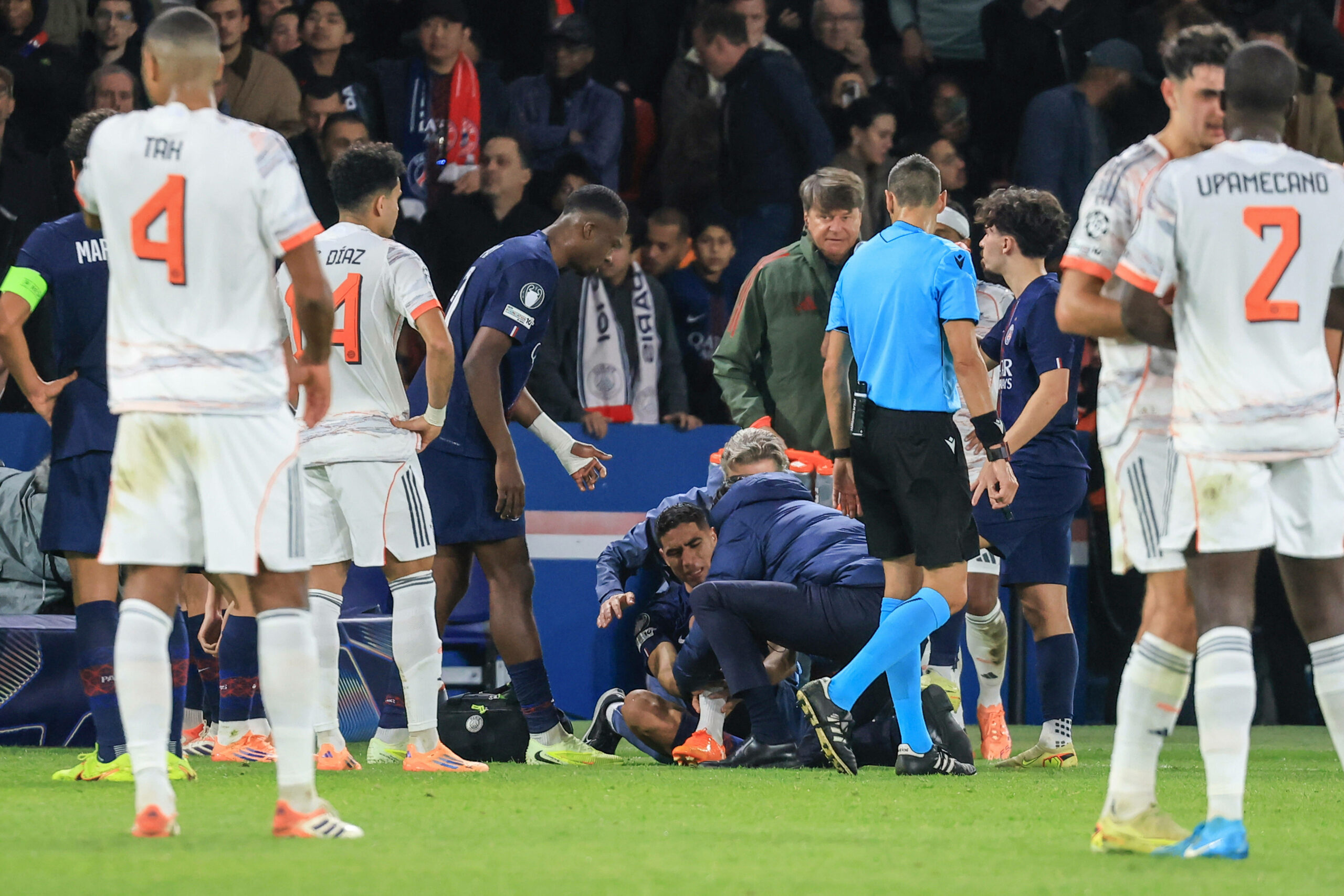 Für sein Foul an Achraf Hakimi erhält Luis Díaz gleich die Rote Karte.