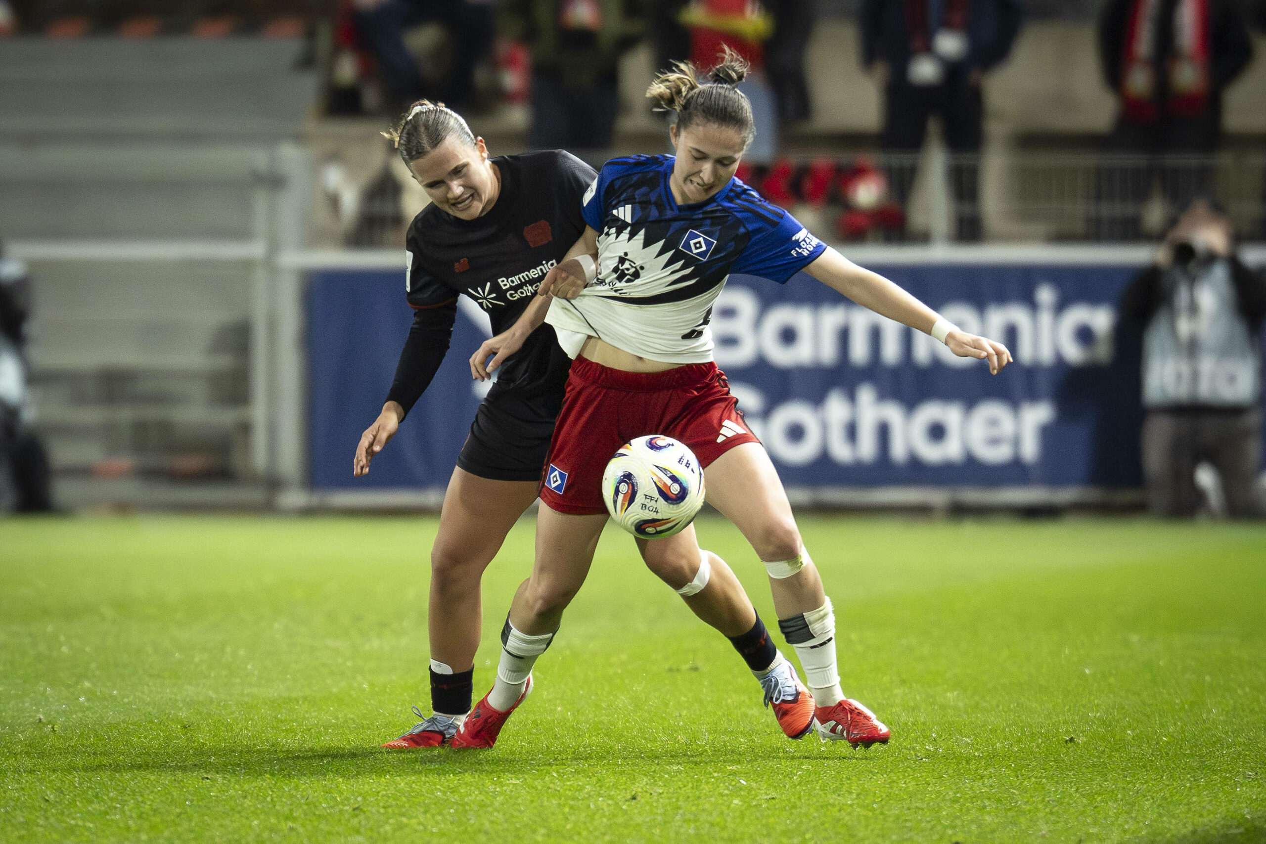 Maria Mikolajova behauptet den Ball gegen die Leverkusenerin Julia Mickenhagen.