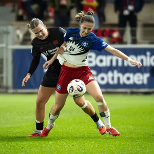 Maria Mikolajova behauptet den Ball gegen die Leverkusenerin Julia Mickenhagen.