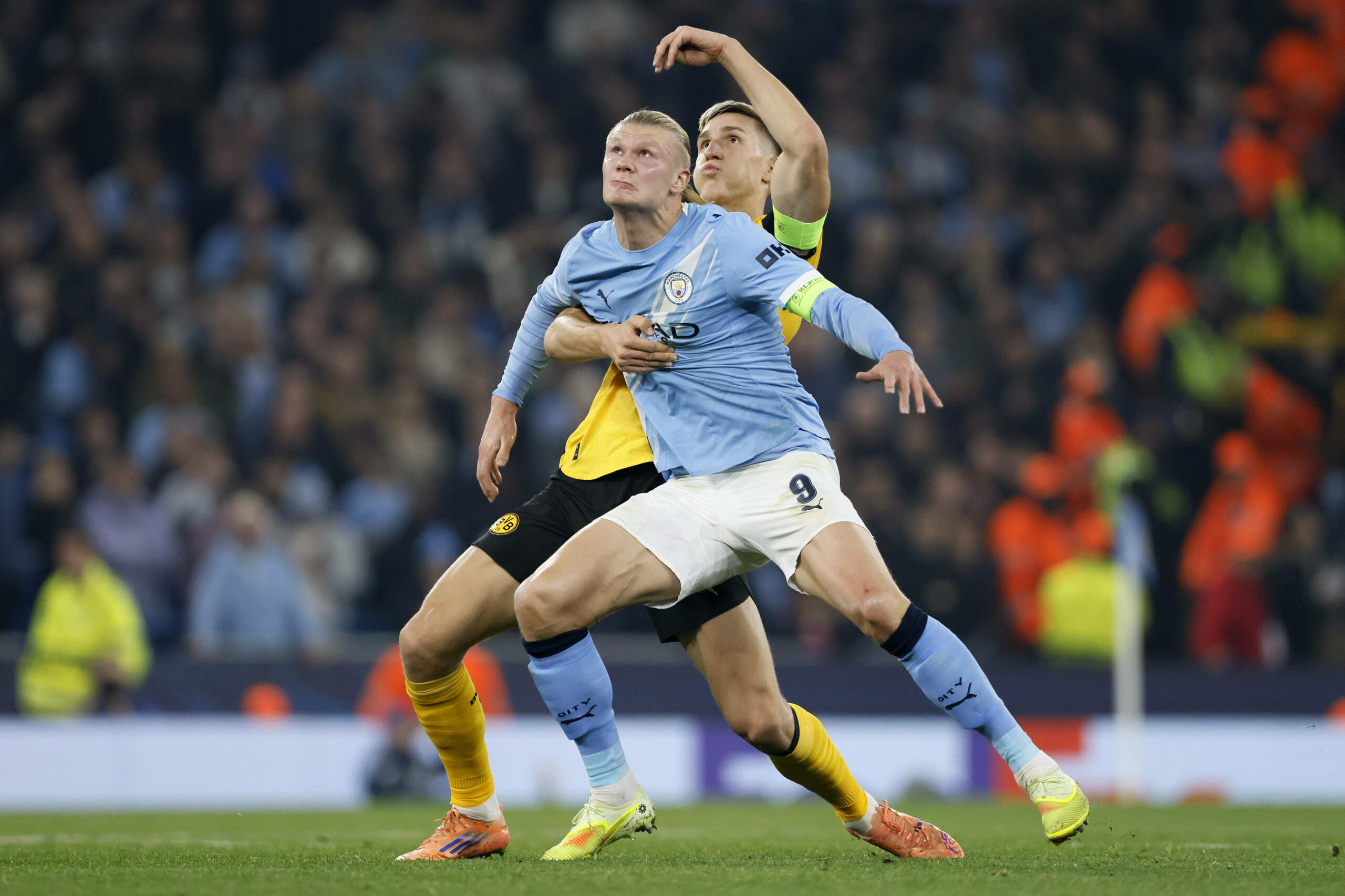 Dortmunds Nico Schlotterbeck im Zweikampf mit City-Star Erling Haaland