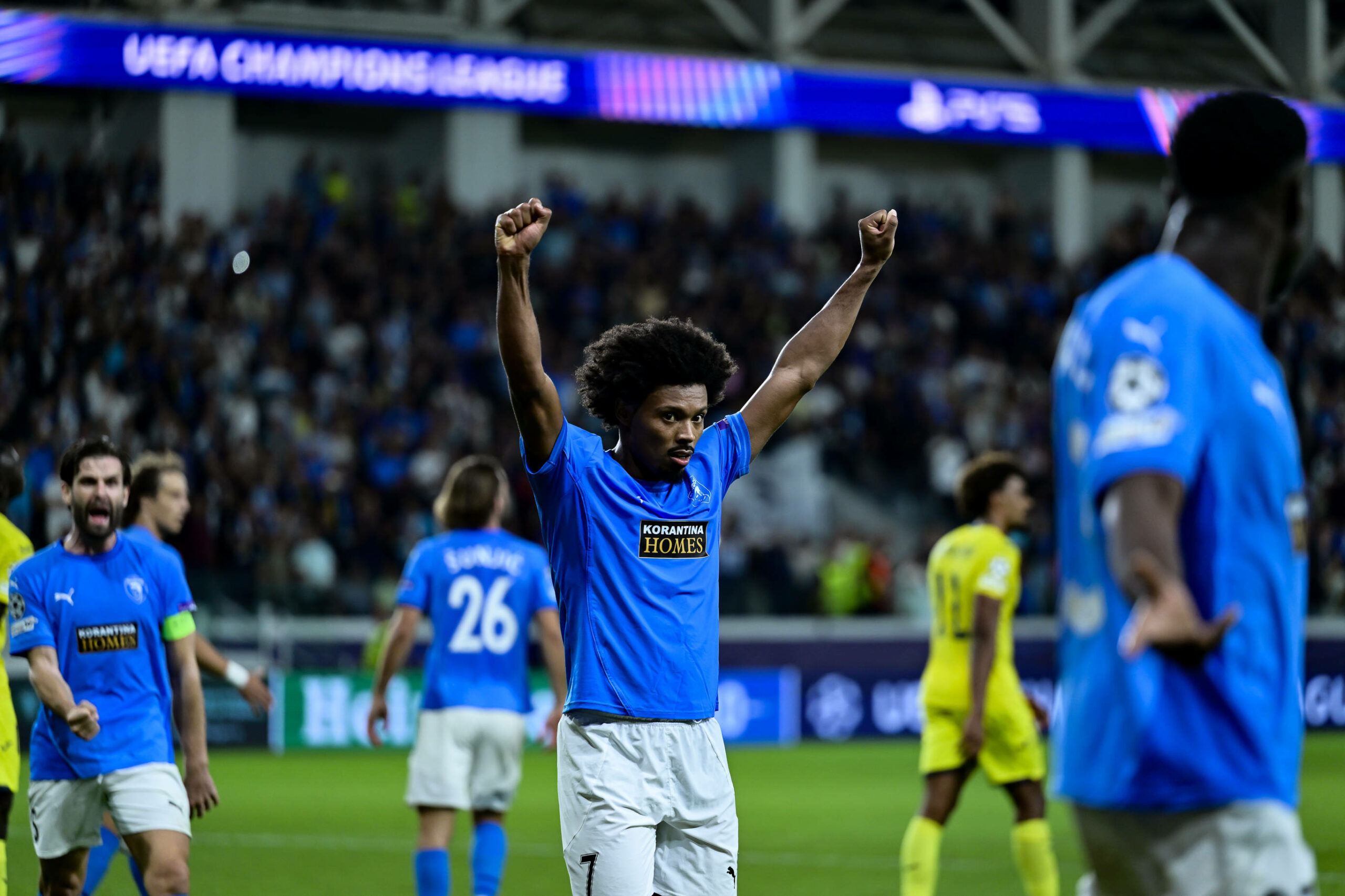 Pafos FC Kapitän David Goldar (l.) und Rechtsverteidiger Bruno (r.) jubeln über den 1:0 Führungstreffer