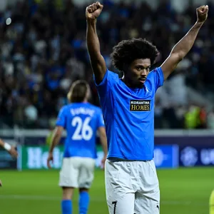 Pafos FC Kapitän David Goldar (l.) und Rechtsverteidiger Bruno (r.) jubeln über den 1:0 Führungstreffer