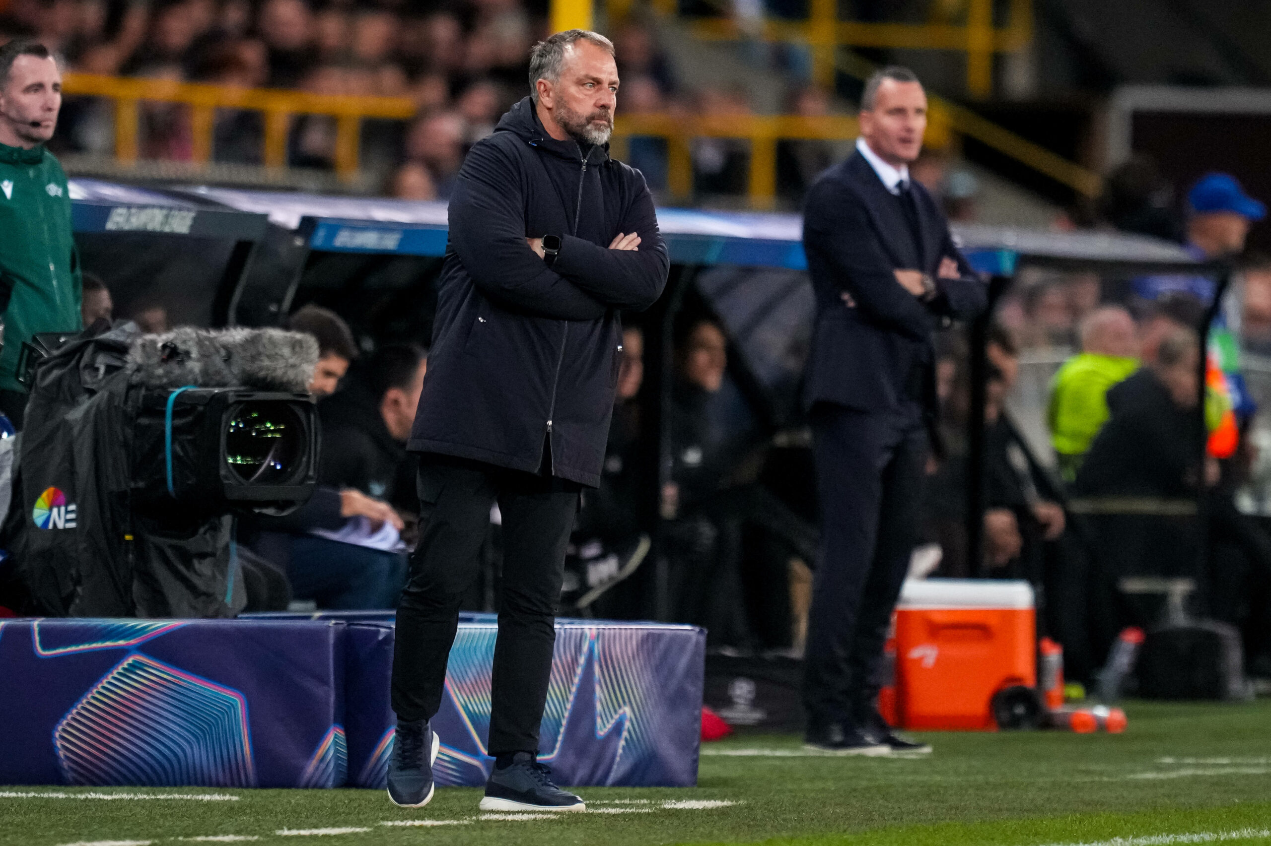 Hansi Flick mit verschränkten Armen an der Seitenlinie beim Champions-League-Spiel seines FC Barcelona in Brügge