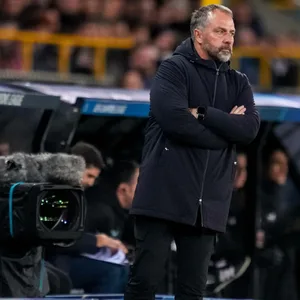 Hansi Flick mit verschränkten Armen an der Seitenlinie beim Champions-League-Spiel seines FC Barcelona in Brügge