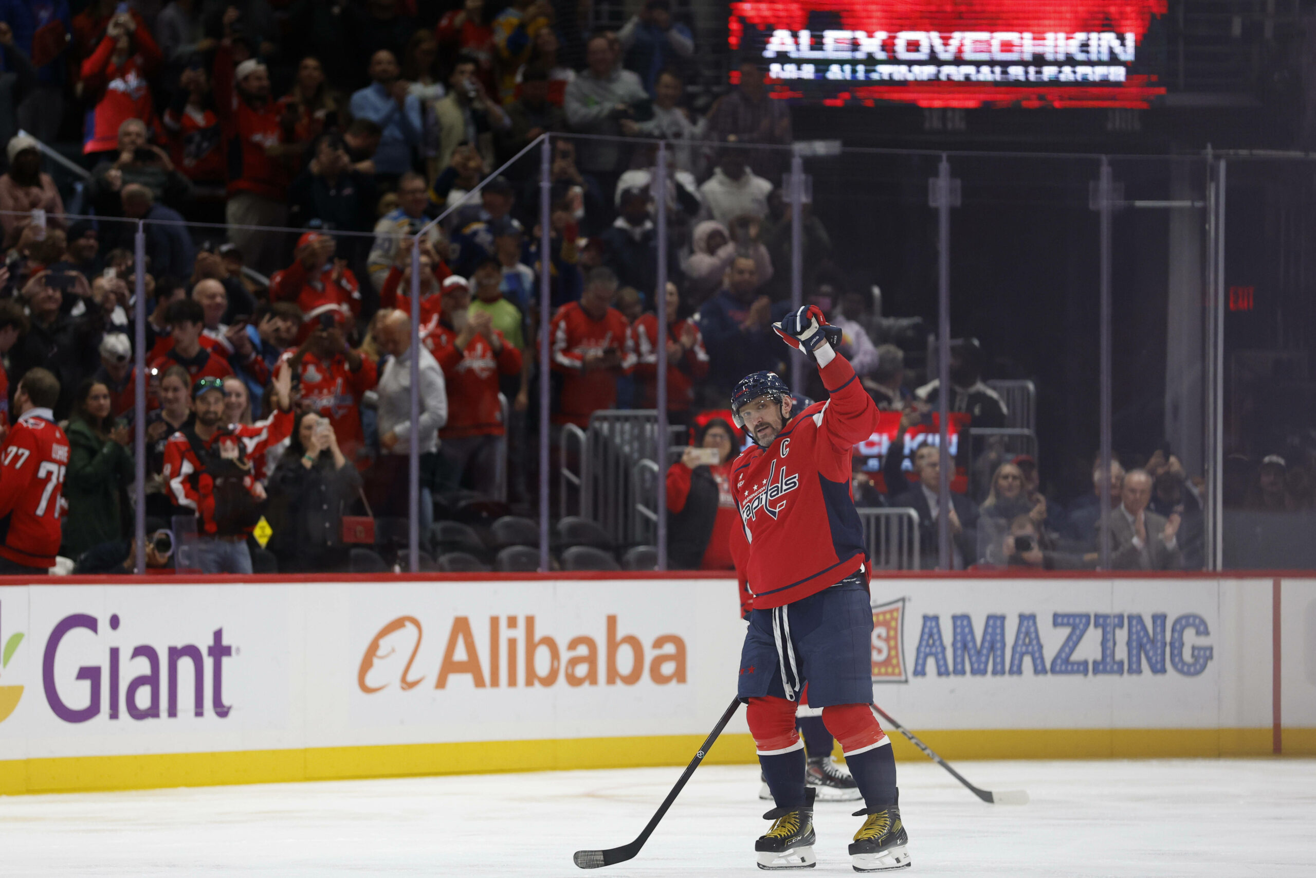 Alexander Owetschkin (40) von den Washington Capitals jubelt den Fans zu