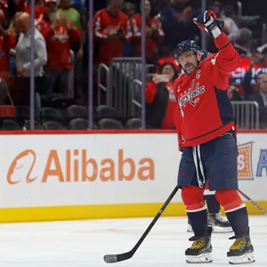 Alexander Owetschkin (40) von den Washington Capitals jubelt den Fans zu