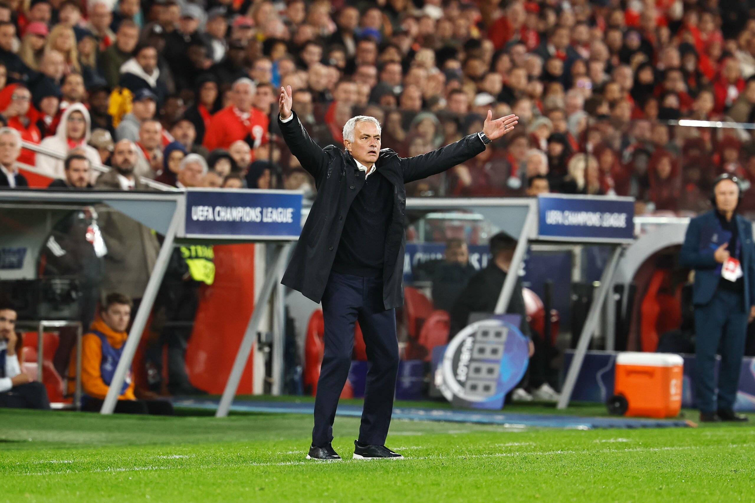 Benfica-Lissabon-Trainer Jose Mourinho reklamiert an der Seitenlinie beim Champions-League-Spiel Benfica Lissabon gegen Bayer Leverkusen