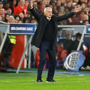 Benfica-Lissabon-Trainer Jose Mourinho reklamiert an der Seitenlinie beim Champions-League-Spiel Benfica Lissabon gegen Bayer Leverkusen