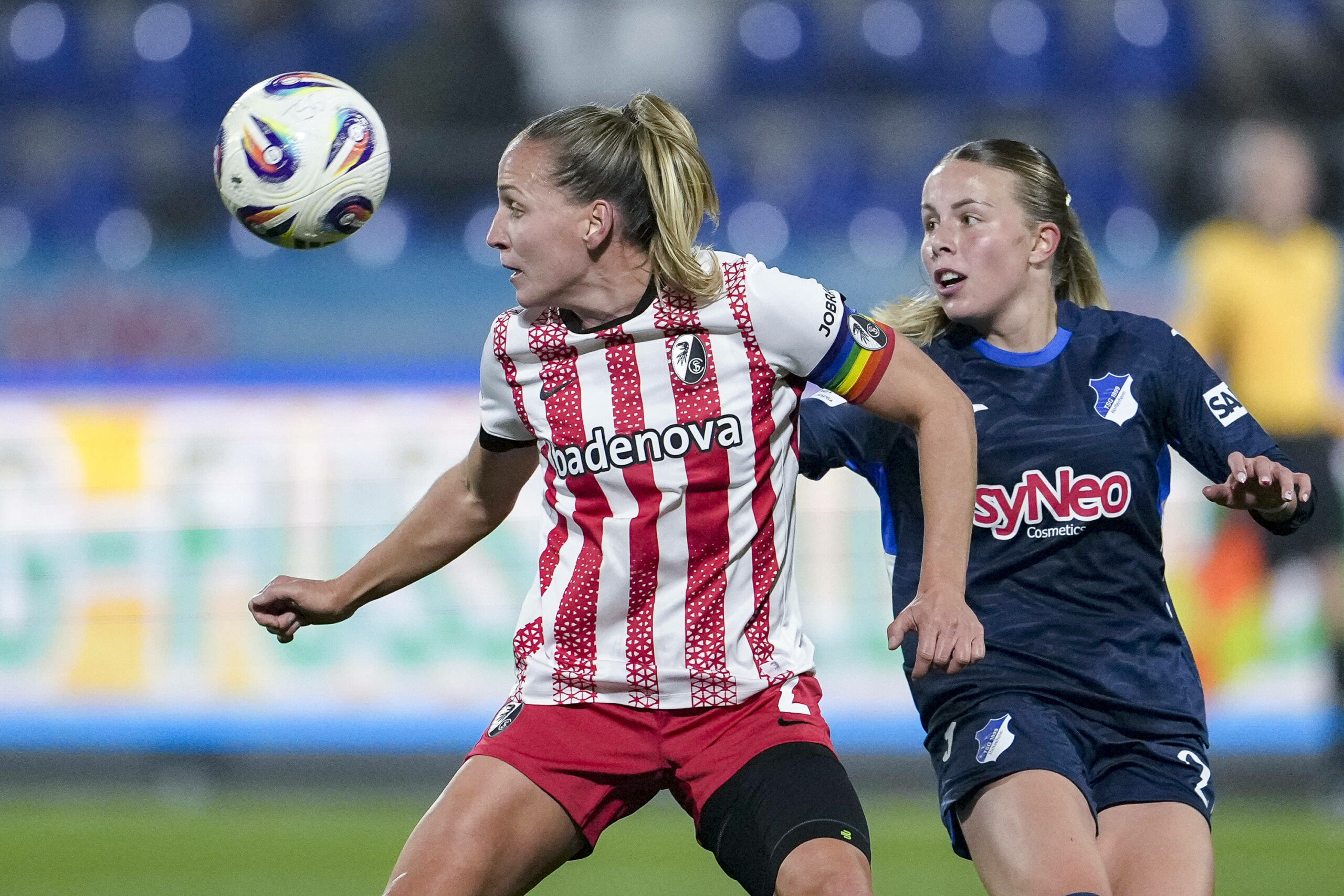 Lisa Karl (Freiburg) und Laura Gloning (Hoffenheim) im Bundesliga-Duell