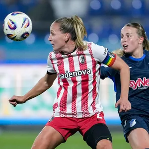 Lisa Karl (Freiburg) und Laura Gloning (Hoffenheim) im Bundesliga-Duell