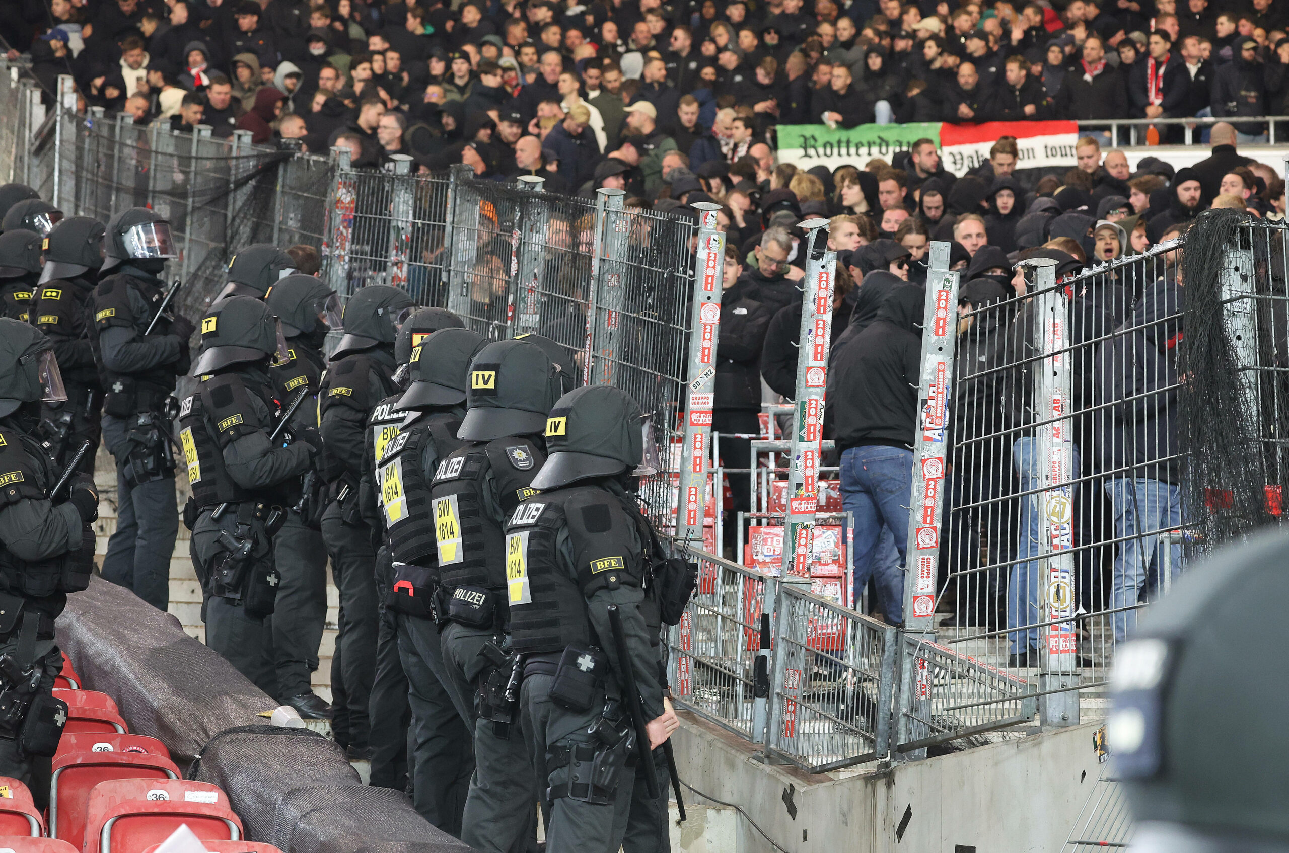 Polizisten stehen vor dem Gästeblock in Stuttgart und beobachten die Fans von Feyenoord Rotterdam