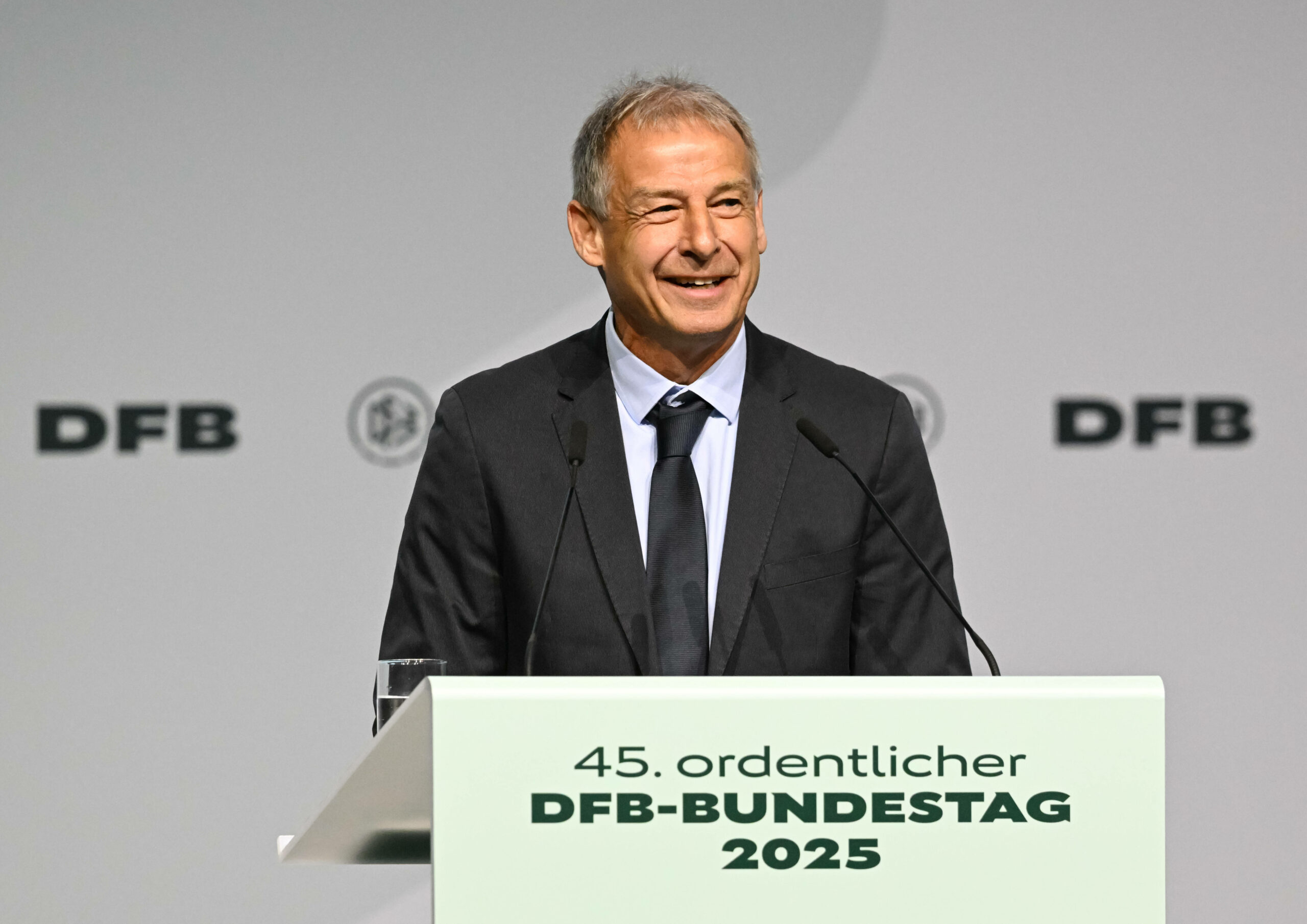 Jürgen Klinsmann hält beim 45. ordentlichen DFB-Bundestag 2025 eine Rede