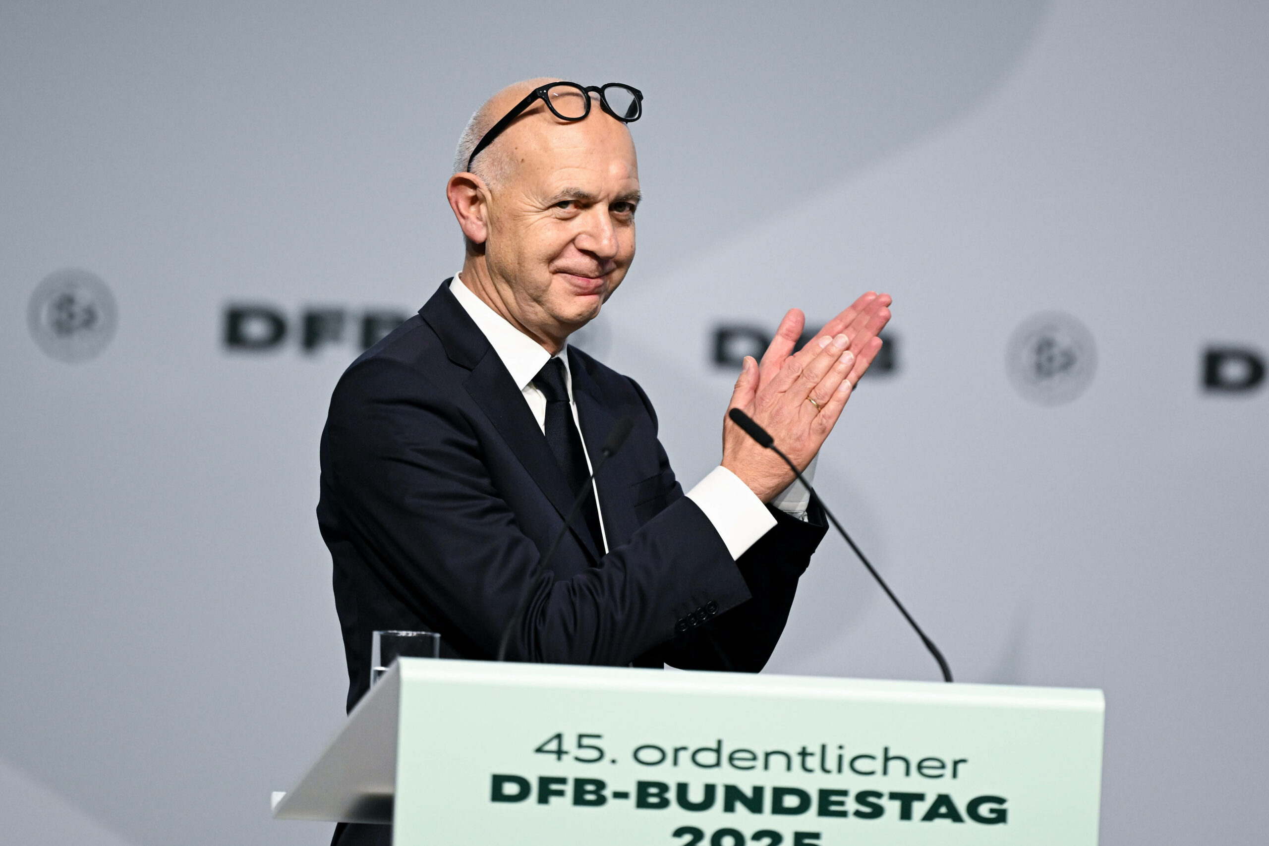 DFB-Präsident Bernd Neuendorf glücklich nach seiner Wiederwahl