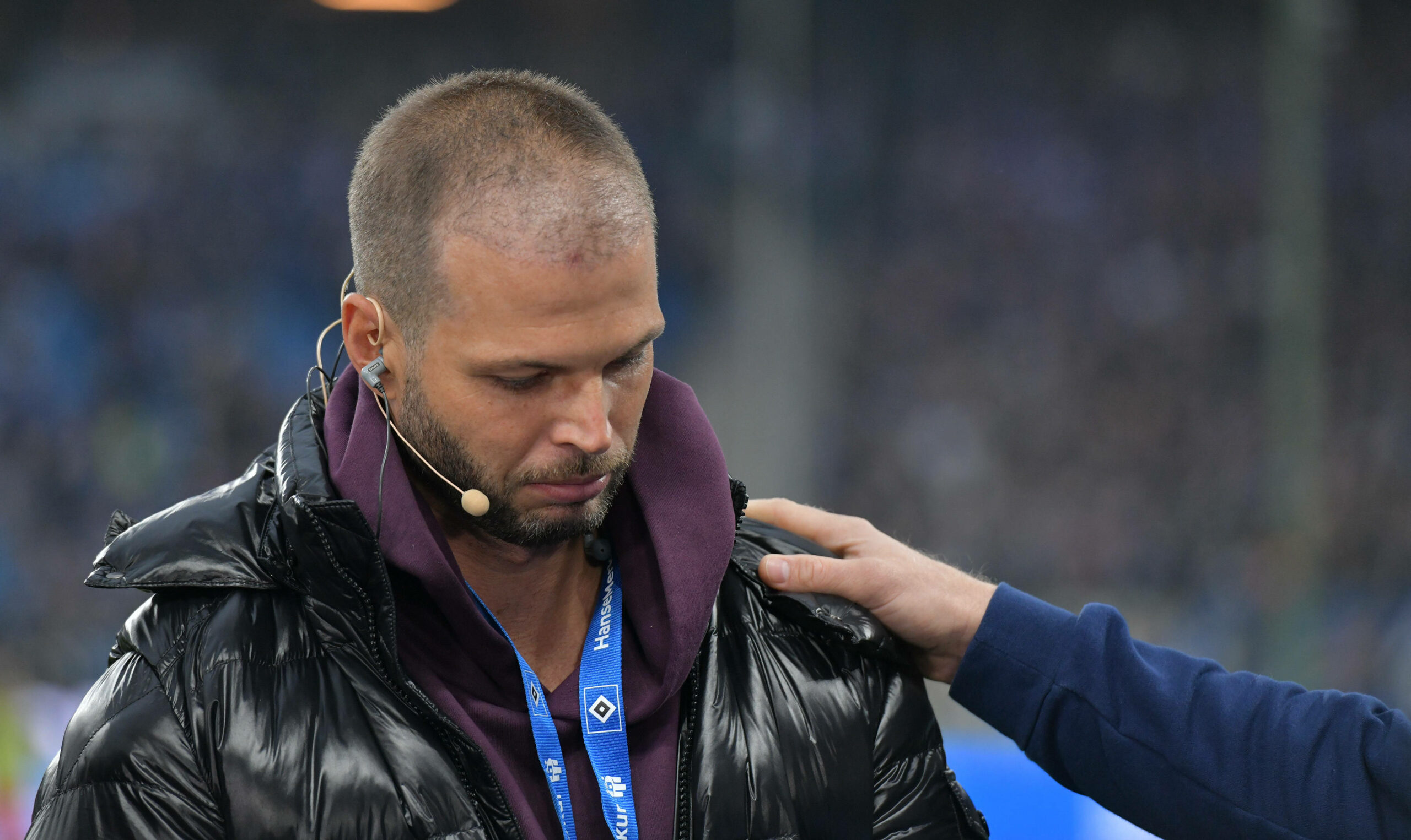 Dennis Diekmeier weint bei seinem Auftritt im Volksparkstadion