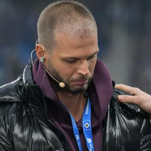 Dennis Diekmeier weint bei seinem Auftritt im Volksparkstadion