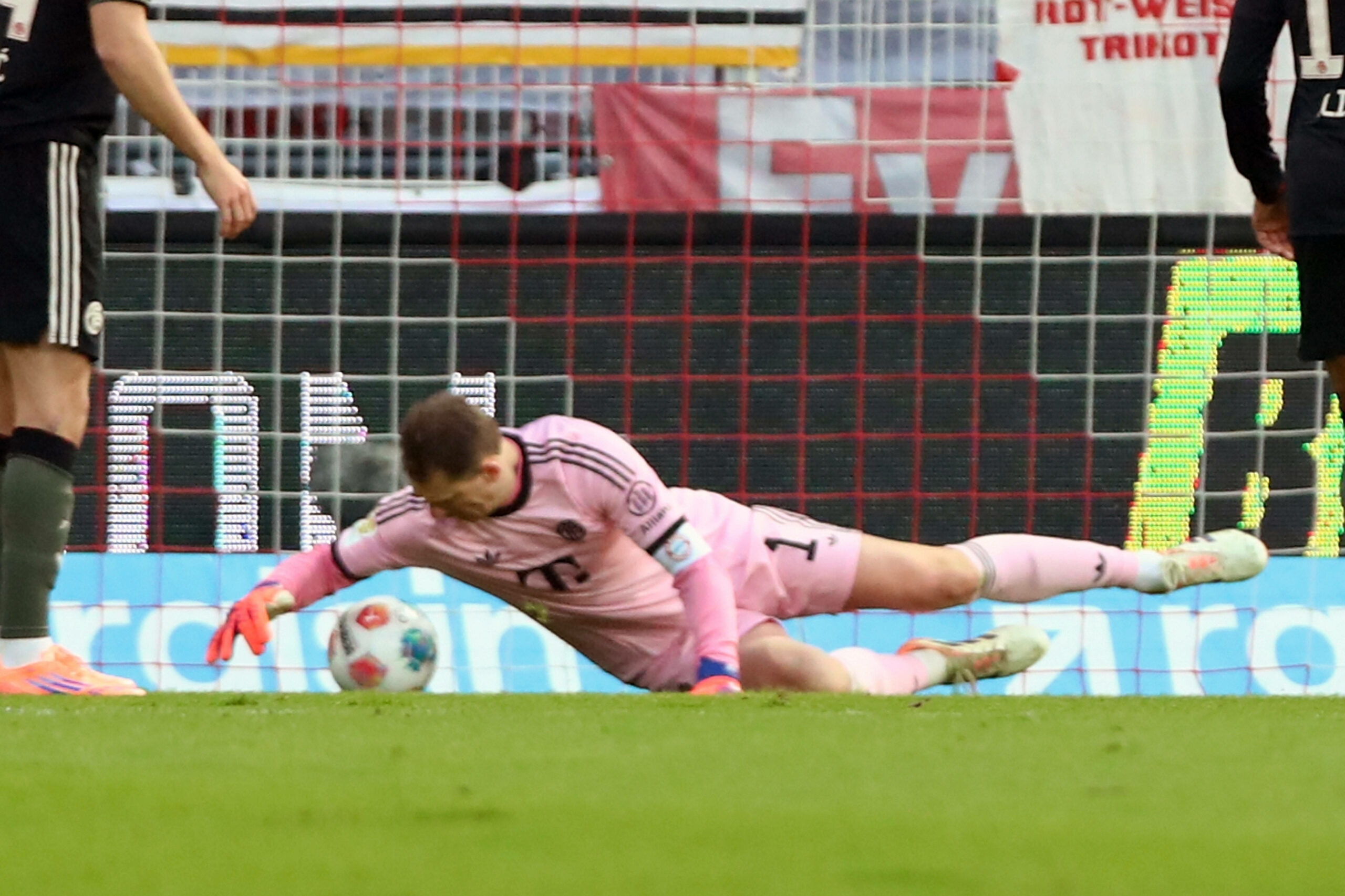 Manuel Neuer rutscht der Ball unter dem Körper durch