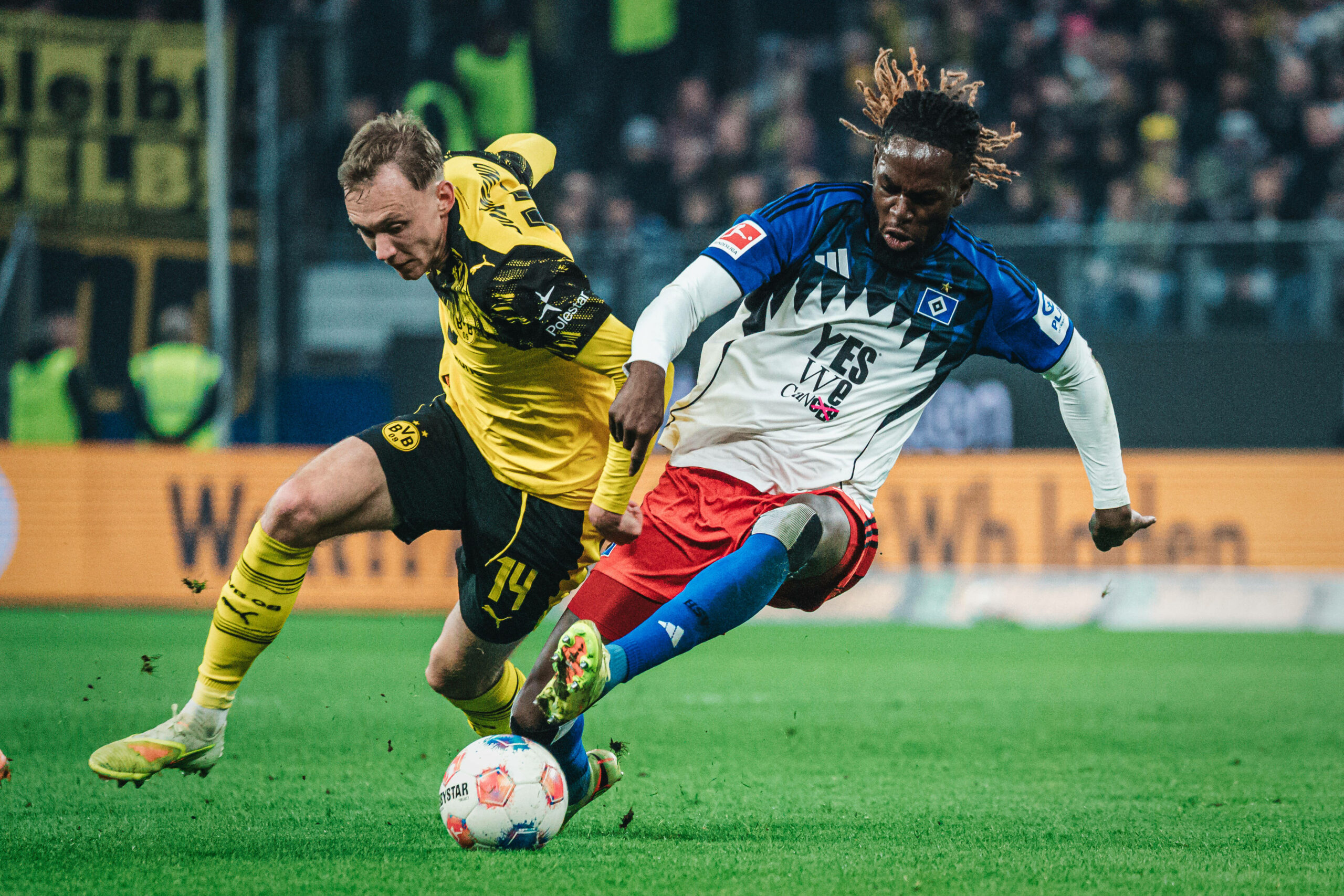 HSV-Profi Jordan Torunarigha im Zweikampf mit Dortmunds Maxi Beier (l.).