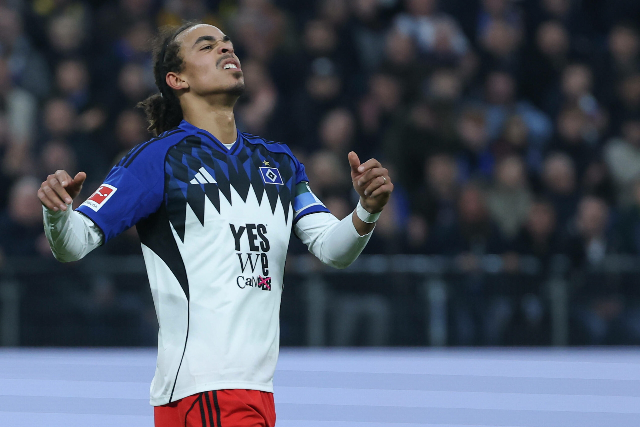 Yussuf Poulsen gestikuliert verzweifelt im HSV-Trikot