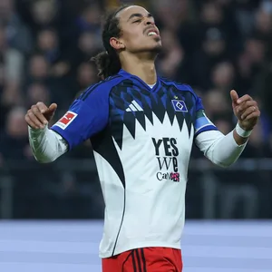 Yussuf Poulsen gestikuliert verzweifelt im HSV-Trikot