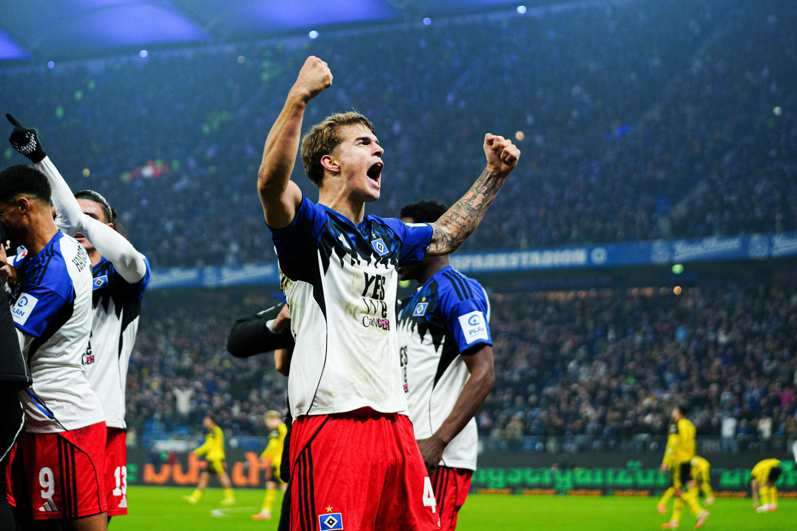 Luka Vuskovic jubelt vor der Nordtribüne über den Ausgleich gegen Dortmund.