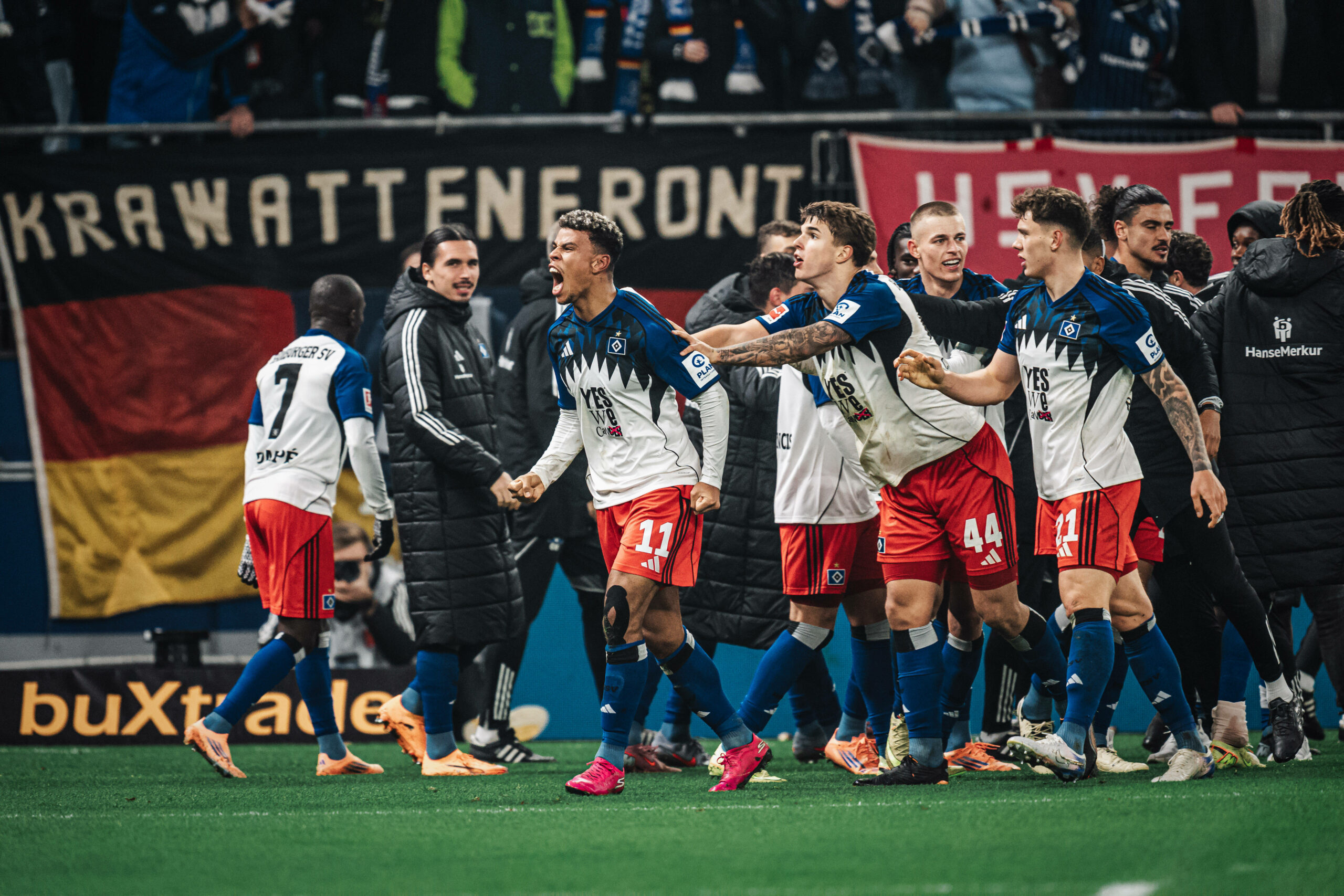 Ransford Königsdörffer schreit seine Freude heraus. Seine Mitspieler feiern mit ihm.