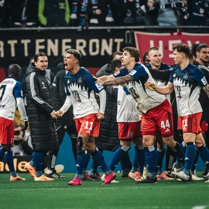 Ransford Königsdörffer schreit seine Freude heraus. Seine Mitspieler feiern mit ihm.