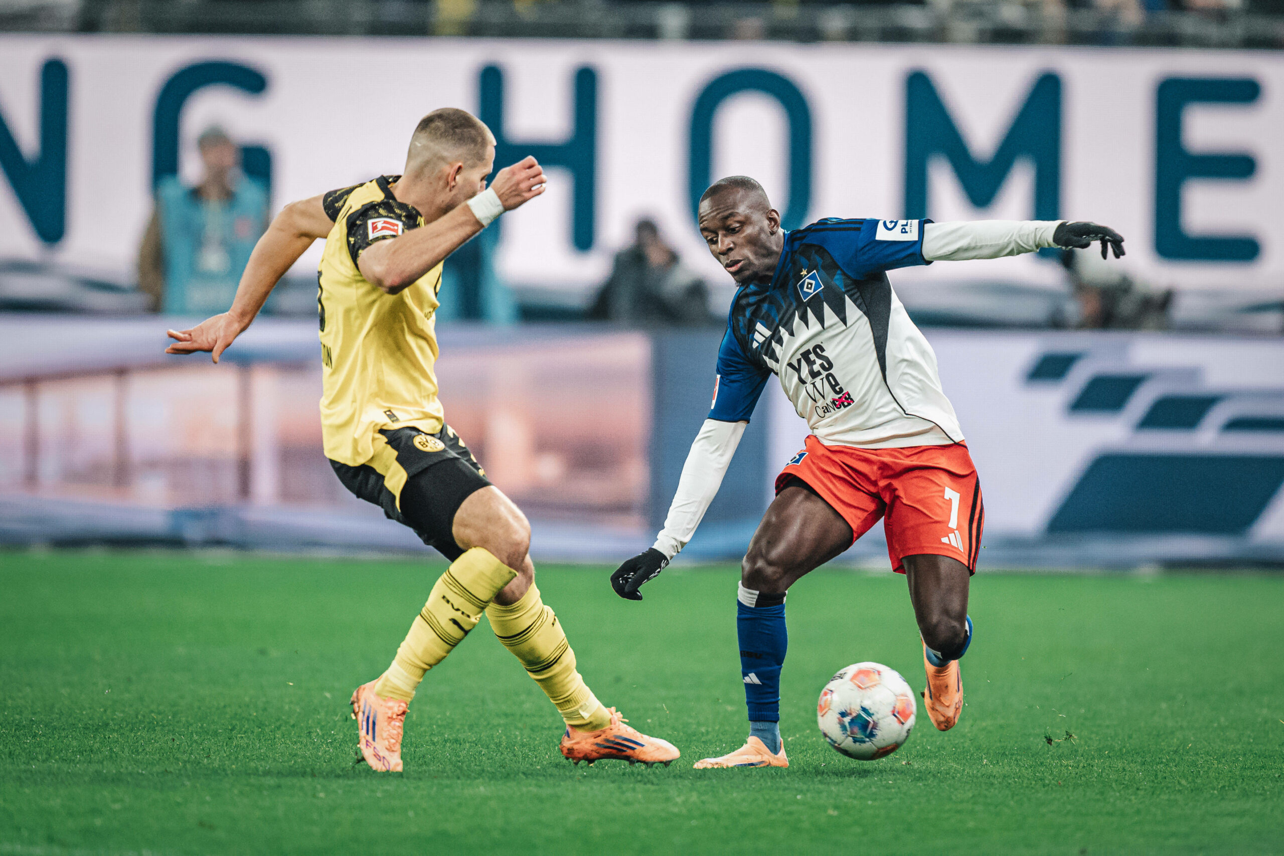 Jean-Luc Dompé im Zweikampf mit Dortmunds Julian Ryerson