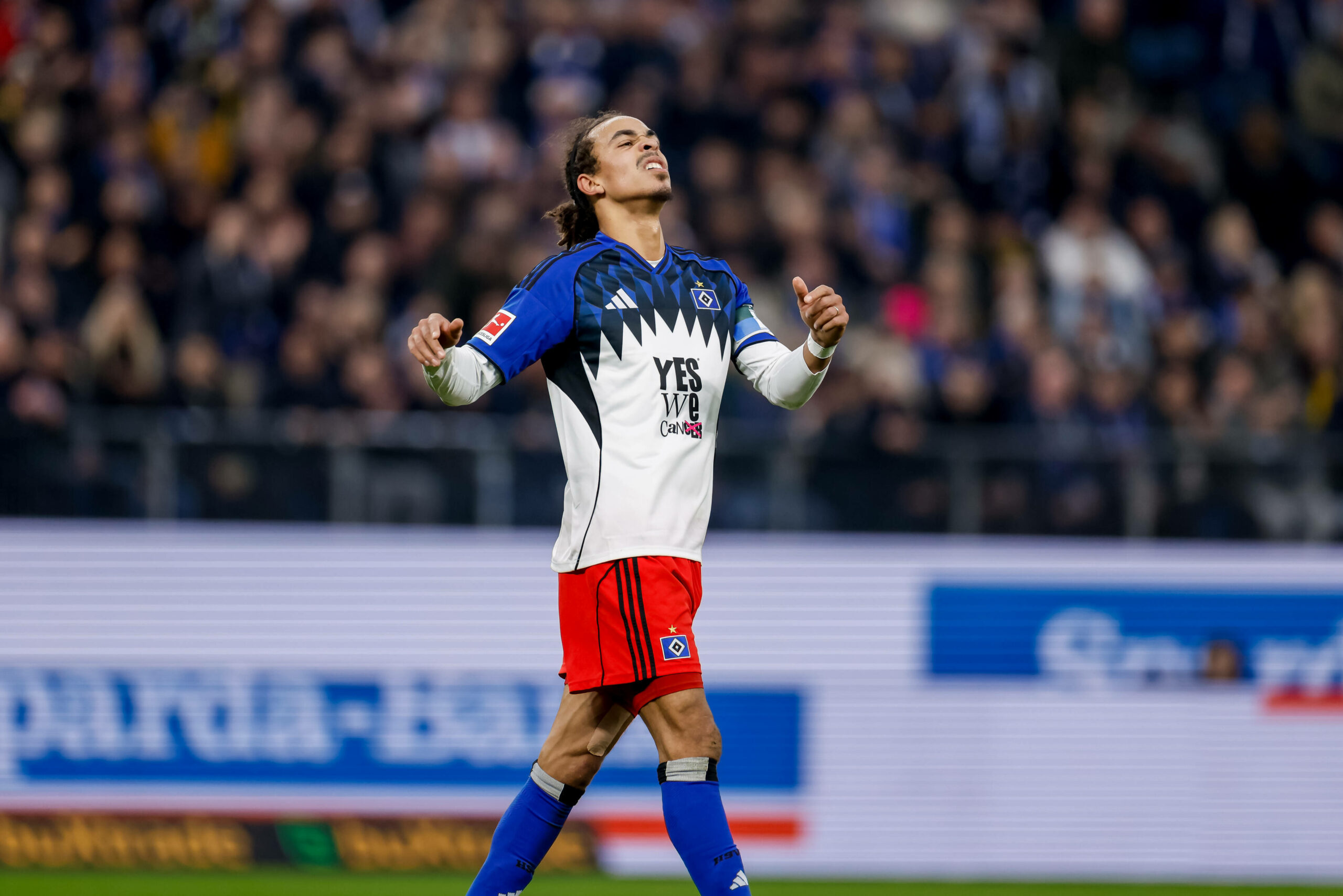 Yussuf Poulsen hebt die Arme und verzieht das Gesicht.