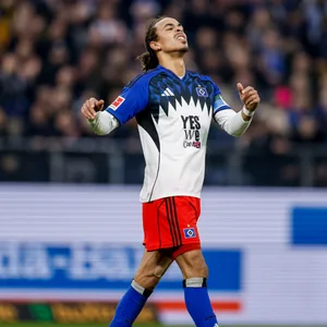 Yussuf Poulsen hebt die Arme und verzieht das Gesicht.