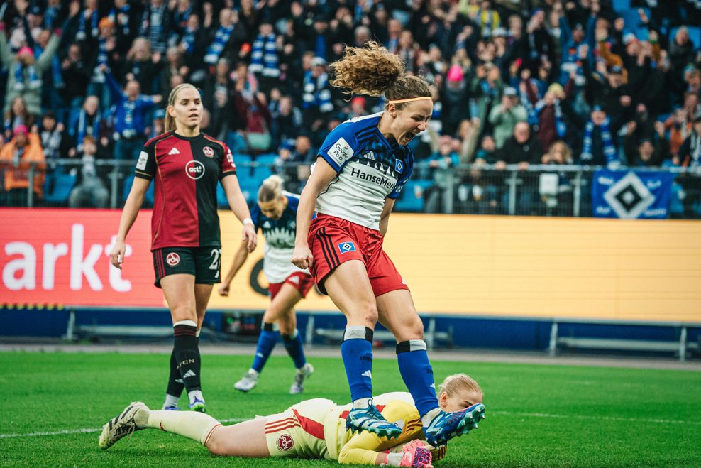 Melanie Brunnthaler schreit nach ihrem Tor die Freude heraus - doch am Ende gab es lange Gesichter beim HSV.