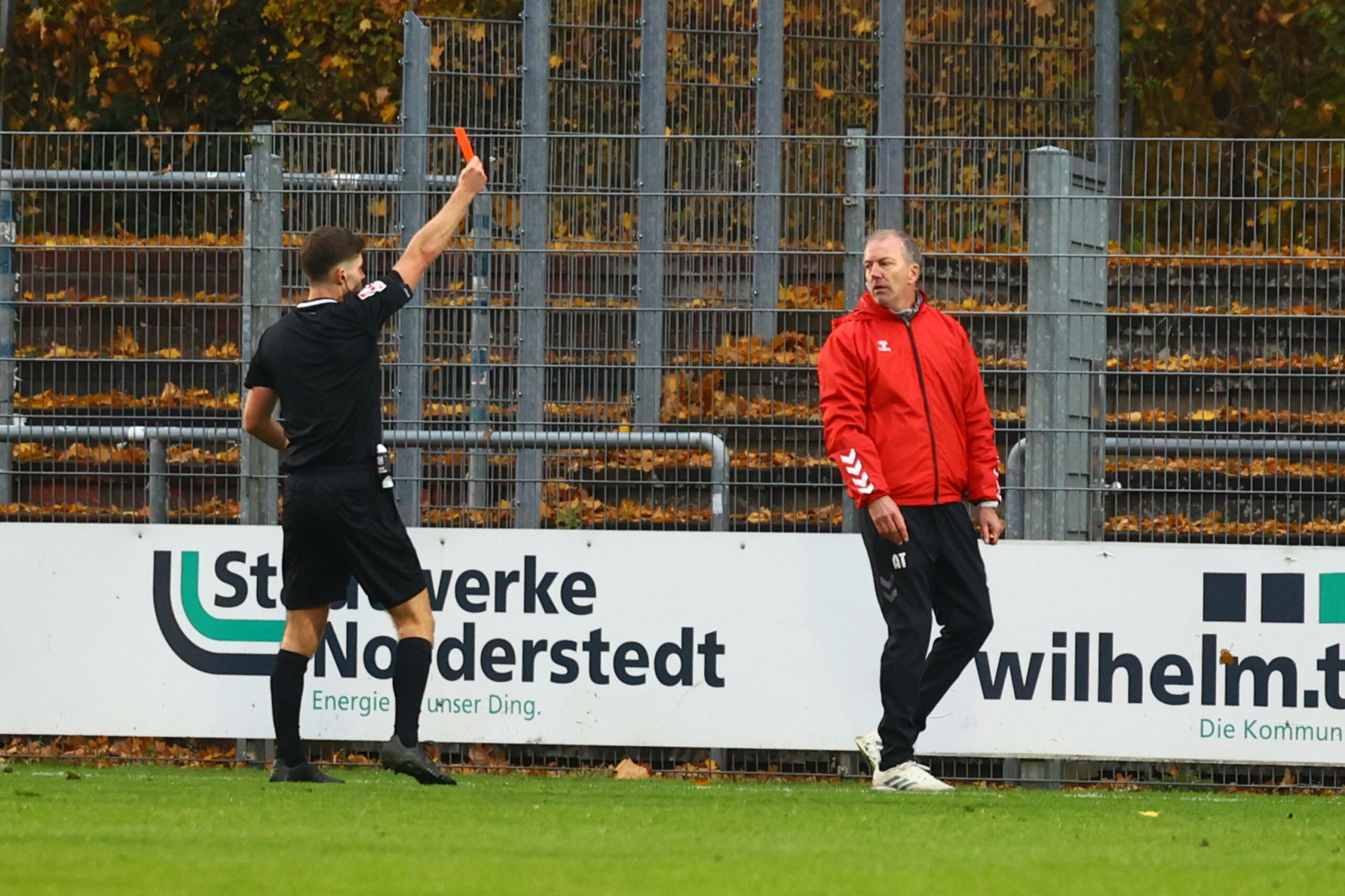 Altonas Co-Trainer André Trulsen, der gegen Norderstedt als Chef agierte, sah die Rote Karte.