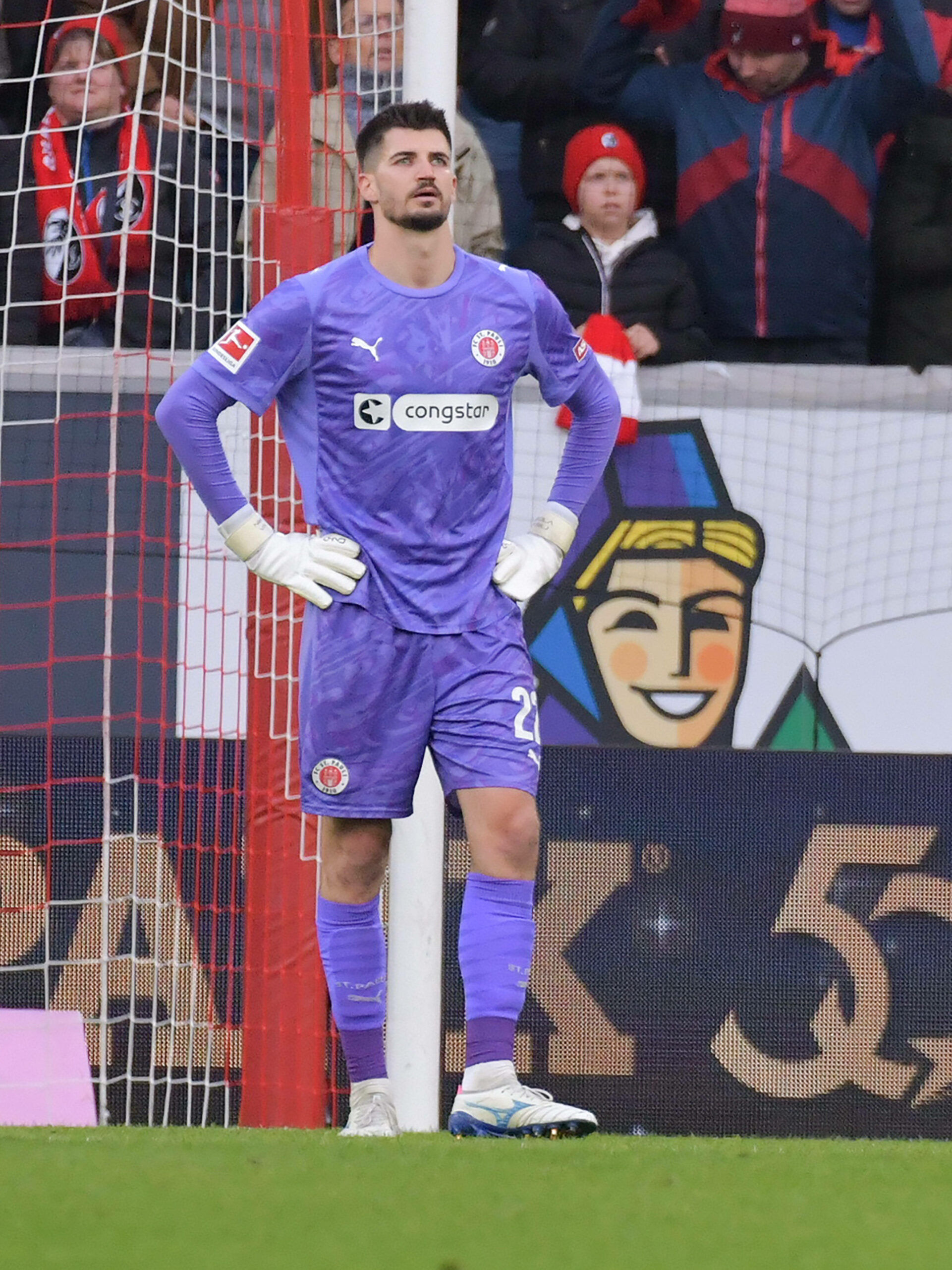 Nikola Vasilj ist enttäuscht nach einer Niederlage des FC St. Pauli