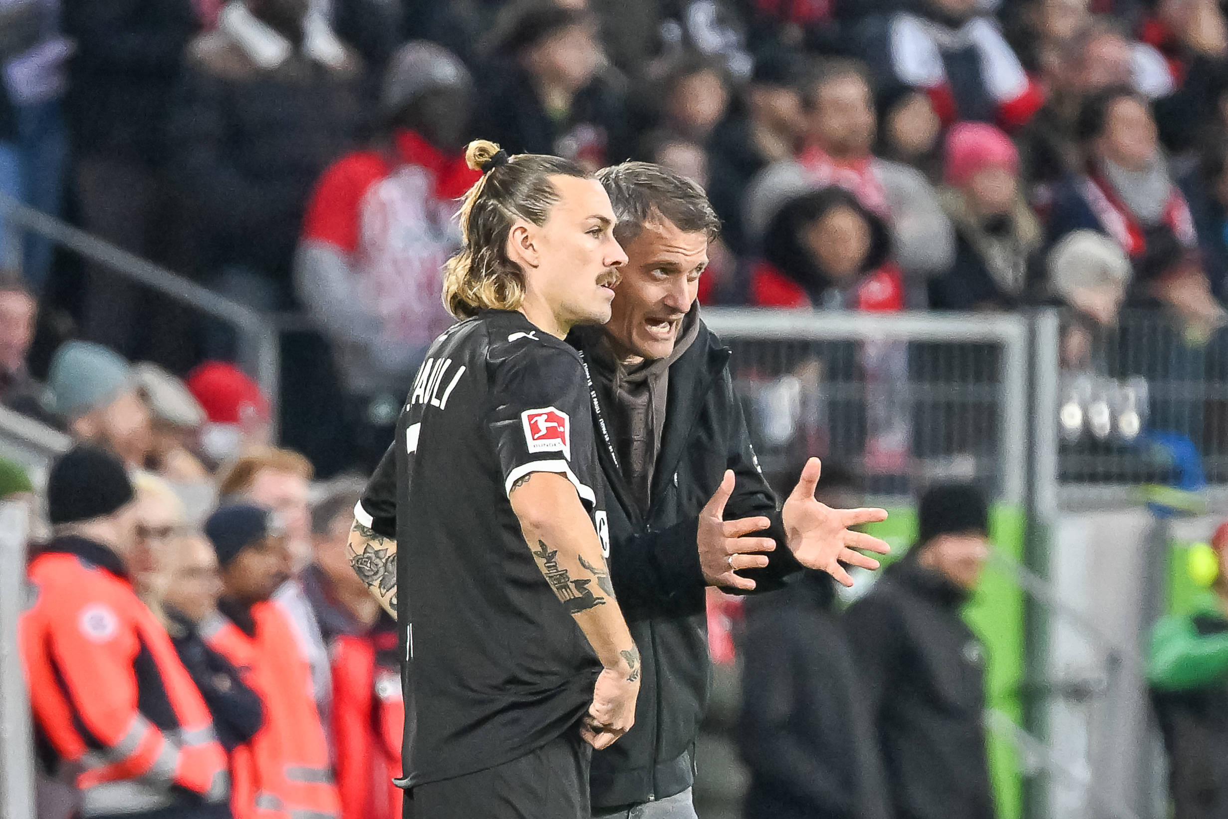 Blessin gibt Irvine eine Anweisung